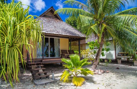 1.1_c6bo-voyage-plongee-polynesie-plongee-archipel-tuamotu-Rangiroa-Pension-Cecile-bungalow-exterieur