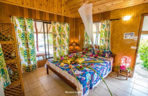 1.2_c6bo-voyage-plongee-polynesie-plongee-archipel-tuamotu-Rangiroa-Pension-Cecile-bungalow-interieur-lit-double