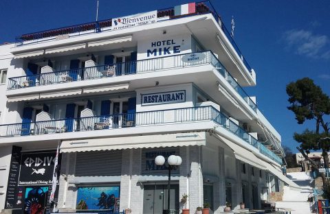 1_c6bo-voyage-plongee-grece-epidaure-hotel-mike-hotel-vue-exterieure
