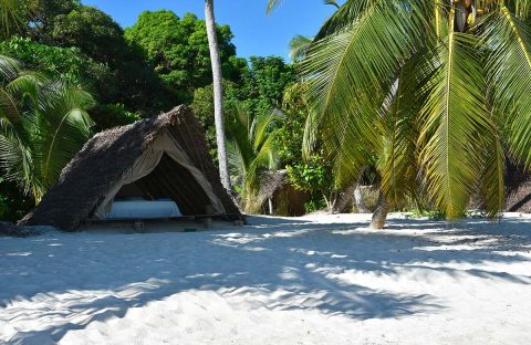 1_c6bo-voyage-plongee-madagascar-iles-radames-case-traditionnelle-scuba-nosy-be-plage