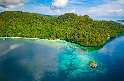 1_c6bo-voyages-plongee-indonesie-raja-ampat-biodiversity-resort-resort-batu-lima-aerial-view