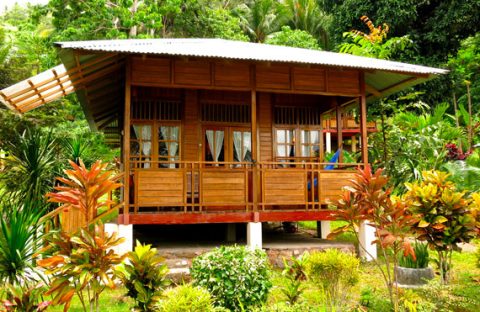 2-Indonesie-Lembeh-hotel-Two-Fish-Resort-Superior-Cottage-1-and-view