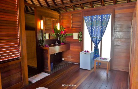 2.3_c6bo-voyage-plongee-polynesie-plongee-archipel-societe-Bora-Bora-hotel-Matira-Bungalow-Interieur-salle-bain