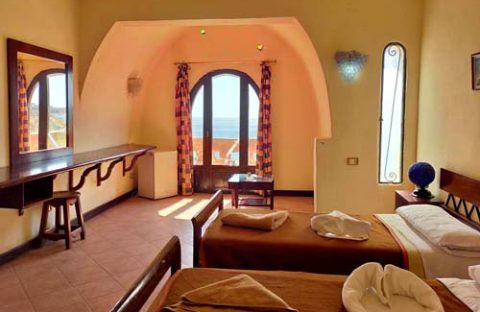 2_c6bo-voyage-plongee-egypte-sharks-bay-Bedouin-Village-Rooms-twin-vue-mer