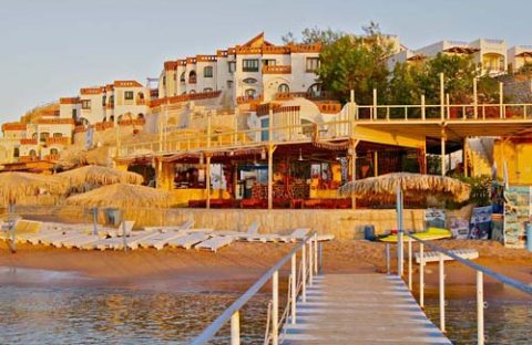 2_c6bo-voyage-plongee-egypte-sharks-bay-umbi-diving-village-ponton