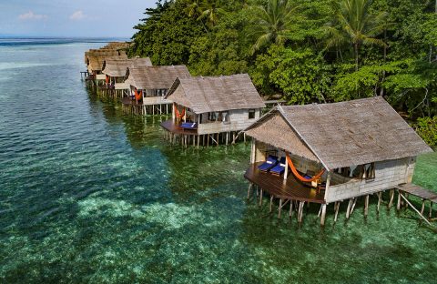 2_c6bo-voyage-plongee-indonesie-Raja-Ampat-Papua-Paradise-Eco-Resort-vue-aerienne-Drone