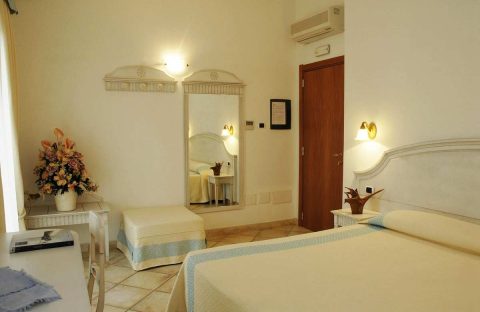 2_c6bo-voyage-plongee-italie-sardaigne-porto-san-paolo-hotel-castello-di-tavolara-chambre