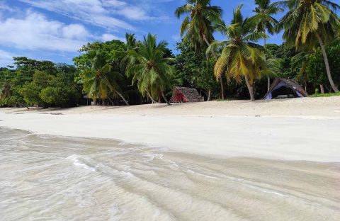 2_c6bo-voyage-plongee-madagascar-iles-radames-case-traditionnelle-scuba-nosy-be-plage-nosy-antanimora