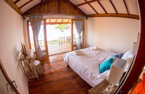 2_c6bo-voyages-plongee-indonesie-ile-sumbawa-kalimaya-dive-resort-Beach-Front-bungalow