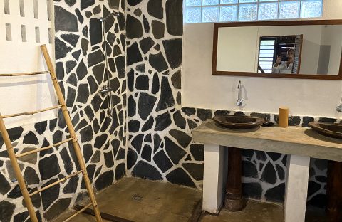 3.2_c6bo-voyage-plongee-madagascar-nosy-komba-floraly-komba-resort-bungalow-double-SDB