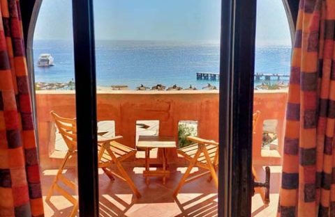 3_c6bo-voyage-plongee-egypte-sharks-bay-Bedouin-Village-Rooms-vue-mer