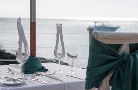 3_c6bo-voyage-plongee-ile-maurice-sejour-grand-baie-Hibiscus-Beach-Resort-Spa-diner-vue-mer