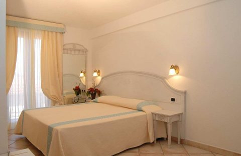 3_c6bo-voyage-plongee-italie-sardaigne-porto-san-paolo-hotel-castello-di-tavolara-chambre