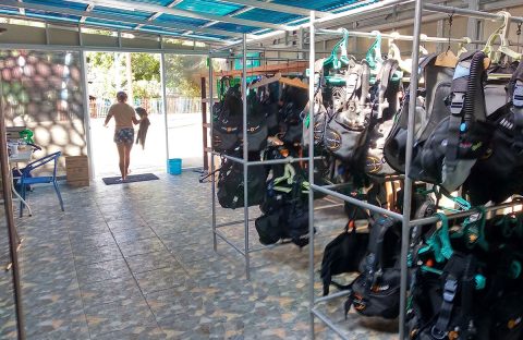3_c6bo-voyages-plongee-croisiere-sejour-indonesie-manado-thalasso-dive-resort-dive-center-equipement