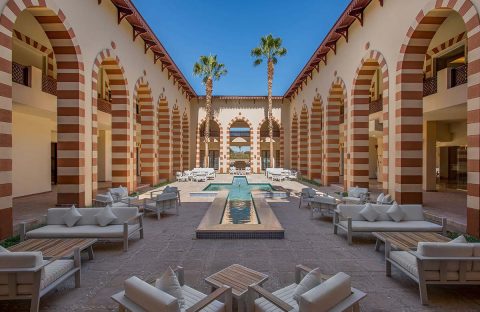 4_c6bo-voyage-plongee-egypte-port-ghalib-marina-resort-radisson-exterieur-lounge