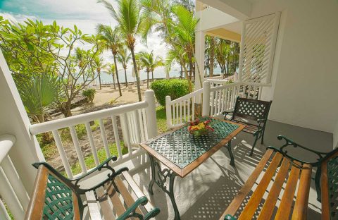 4_c6bo-voyage-plongee-ile-maurice-sejour-grand-baie-Hibiscus-Beach-Resort-Spa-chambre-terrasse