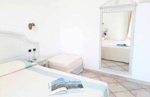 4_c6bo-voyage-plongee-italie-sardaigne-porto-san-paolo-hotel-castello-di-tavolara-chambre