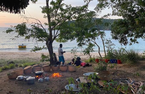 4_c6bo-voyage-plongee-madagascar-extension-sejour-safari-bivouac-pirogue-boutre-nosy-be-plage-soir-campement