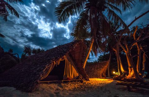 4_c6bo-voyage-plongee-madagascar-iles-radames-case-traditionnelle-scuba-nosy-be-nuit