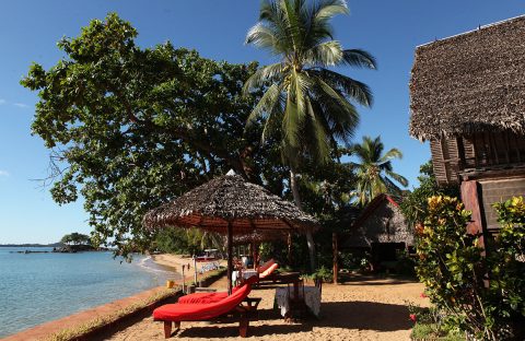 4_c6bo-voyage-plongee-madagascar-nosy-komba-floraly-komba-resort-Hotel-Plage-transat