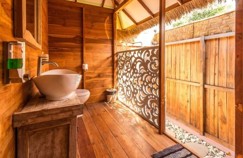4_c6bo-voyages-plongee-indonesie-ile-sumbawa-kalimaya-dive-resort-Beach-Front-Bungalow-salle-de-bain