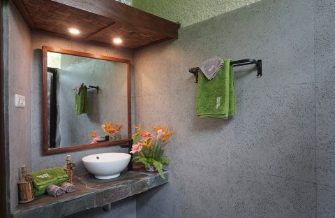 4_c6bo-voyages-plongee-sejour-indonesie-manado-thalasso-dive-resort-villa-bathroom