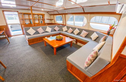 5-c6bo-voyage-plongee-papouasie-nouvelle-guinee-walindi-plantation-resort-mv-oceania-croisiere-Grant_Thomas_Saloon_Lounge