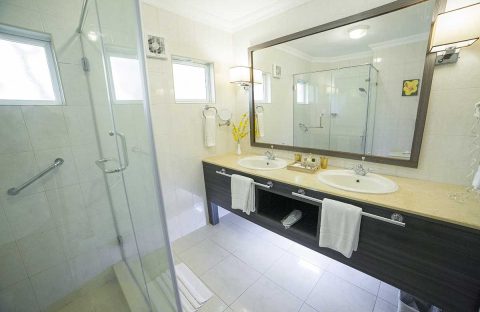 5_c6bo-voyage-plongee-ile-maurice-sejour-grand-baie-Hibiscus-Beach-Resort-Spa-salle-de-bain