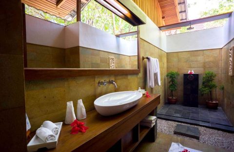 5_c6bo-voyage-plongee-indonesie-siladen-resort-and-spa-villa-garden-view-sdb