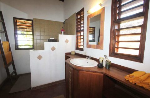 5_c6bo-voyage-plongee-madagascar-nosy-sakatia-lodge-Ravinala-Bathroom