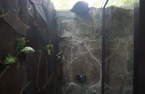 5_c6bo-voyages-plongee-sejour-indonesie-manado-thalasso-dive-resort-villa-bathroom