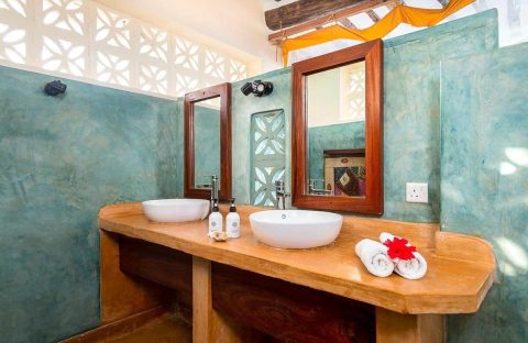 5_c6bo-voyages-plongee-tanzanie-zanzibar-sunshine-marine-lodge-bathroom