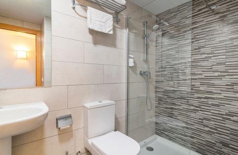 6-Espagne-Estartit-Hotel-Illes-plongee-SDB