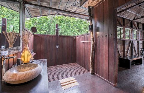6-c6bo-voyage-plongee-indonesie-Raja-Ampat-Papua-Paradise-Eco-Resort-Deluxe-Bathroom