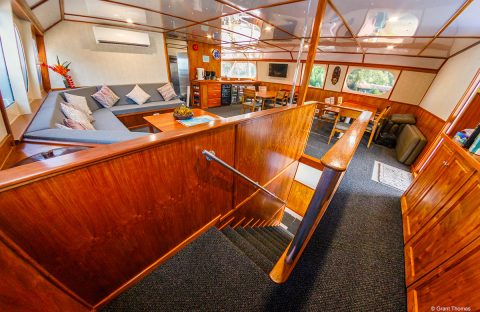 6-c6bo-voyage-plongee-papouasie-nouvelle-guinee-walindi-plantation-resort-mv-oceania-croisiere-Grant_Thomas_Saloon