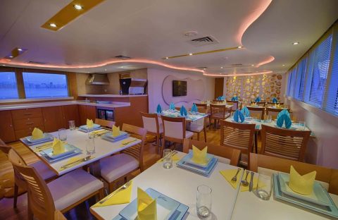 6-c6bo-voyages-plongee-Odyssey-croisiere-plongee-Soudan-restaurant