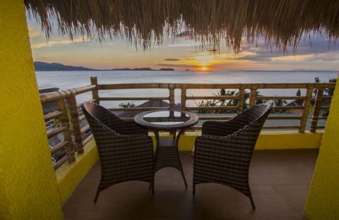 6-plongee-philippines-anilao-beach-dive-resort-terrasse-balcon-coucher-soleil