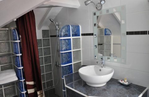 6-salle-de-bains-hotel-kanaoa-les-saintes