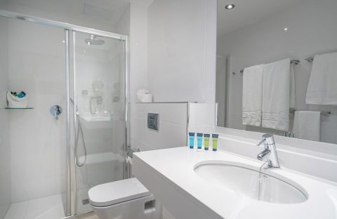 6_Canaries-Lanzarote-THB-Flora-Hotel-bathroom