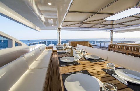 6_c6bo-voyage-plongee-egypte-diving-attitude-altair-tables-restaurant-exterieur