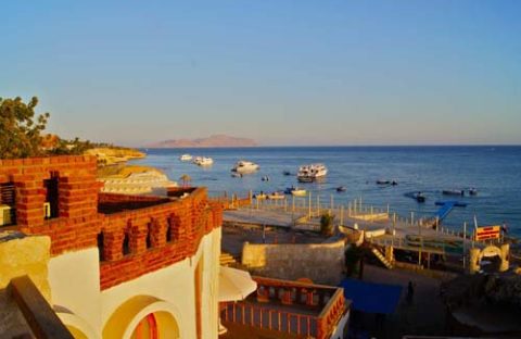 6_c6bo-voyage-plongee-egypte-sharks-bay-Bedouin-Village-Rooms-vue-Tiran