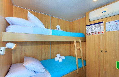 6_c6bo-voyage-plongee-equateur-galapagos-bateau-aqua-croisiere-Aqua_upperdeck_twin_cabin