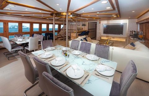 6_c6bo-voyage-plongee-equateur-galapagos-islands-explorer-ventures-croisiere-tiburon-explorer-boat-salle-manger-repas