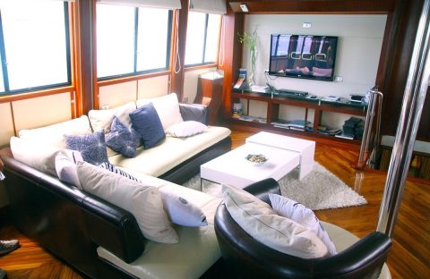 7-Main-salon-TV-Humboldt-Explorer-Galapagos-Explorer-Ventures-Liveaboard-Diving