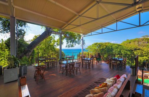 7.1_Bresil-Fernando-de-Noronha-Pousada-Atoba-restaurant-exterieur
