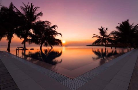 7_C6Bo-Voyages-plongee-Maldives-Ari-Atoll-Sud-Vilamendhoo-Resort-pool-sunset