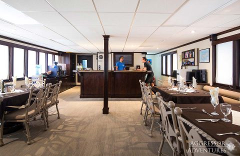 7_c6bo-voyage-plongee-costa-rica-aggressor-fleet-ile-coco-okeanos-aggressor-2-salle-manger-bar