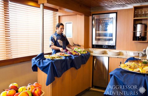 7_c6bo-voyage-plongee-equateur-galapagos-aggressor-3-yacht-restaurant-buffet
