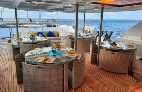 7_c6bo-voyage-plongee-equateur-galapagos-islands-explorer-ventures-croisiere-tiburon-explorer-boat-terrasse-exterieure-repas