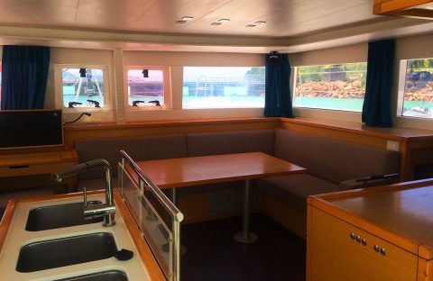 7_c6bo-voyage-plongee-madagascar-iles-radames-radama-islands-croisiere-oceanes-dream-catamaran-gros-plan-salon